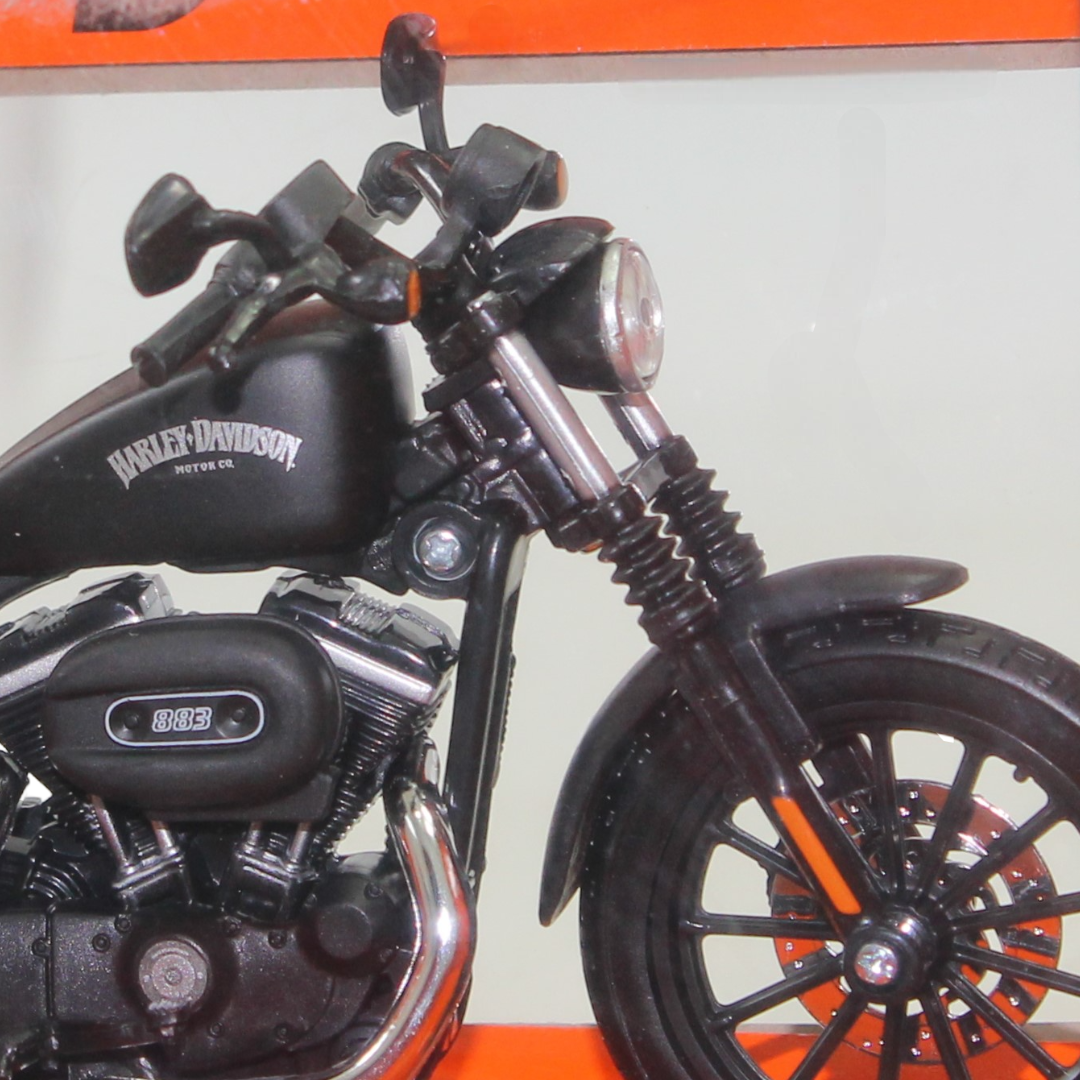 Maisto Harley-Davidson 2014 Sportster Iron 883 Die-Cast Motorcycle 1:12 Scale – Black