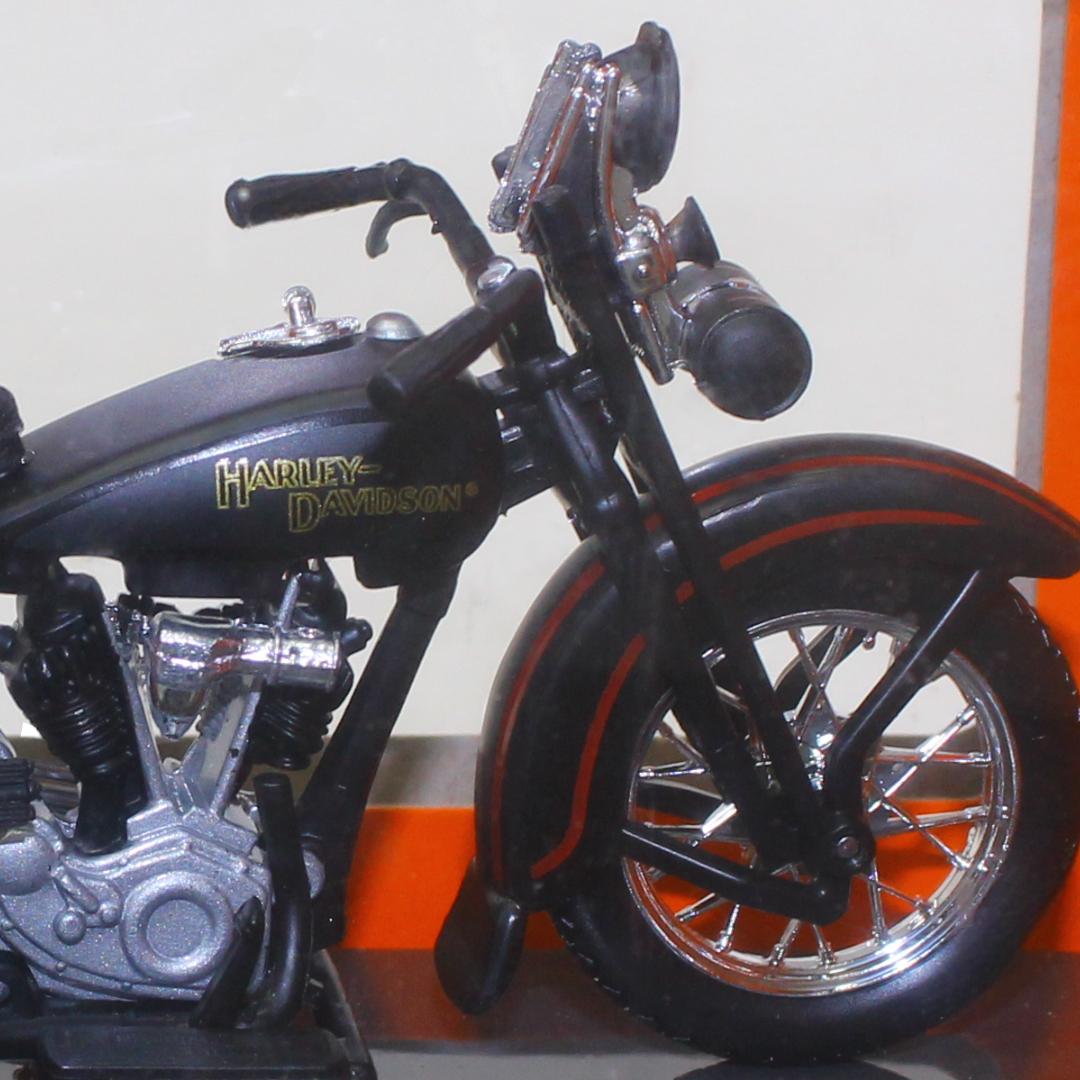 Maisto 1:18 Scale Harley-Davidson H-D Custom Series 411928 JDH Twin Cam Motorcycle