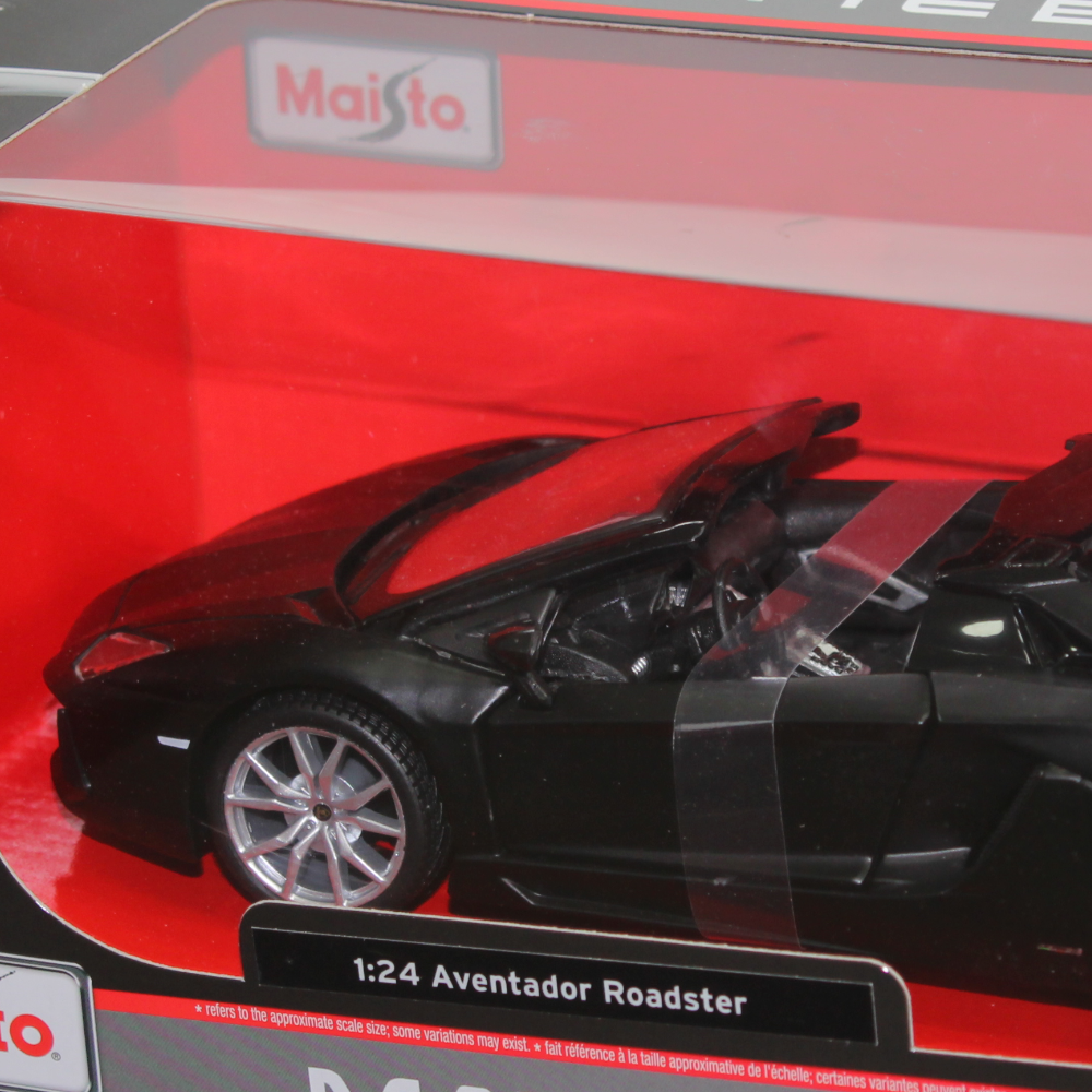 Maisto Lamborghini Aventador Roadster Die-Cast Model Car – 1:24 Scale