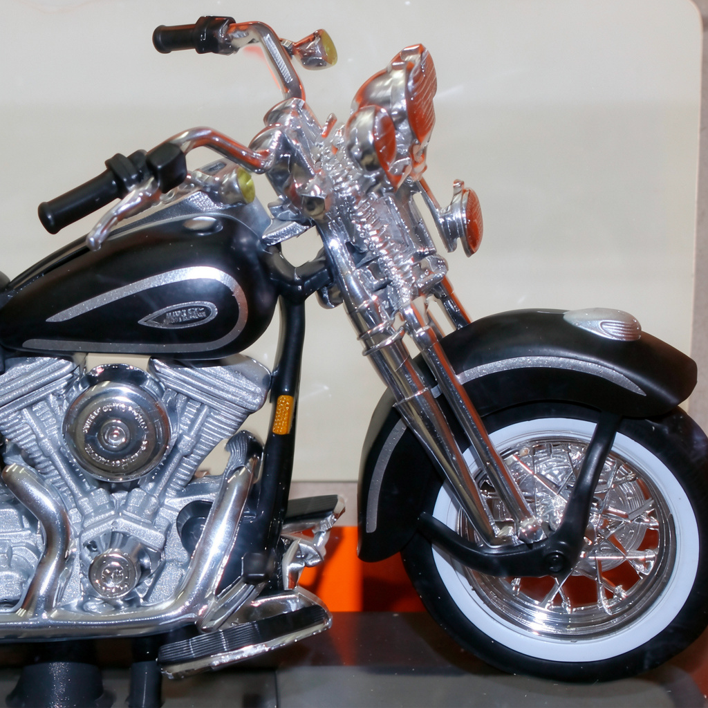 Maisto 1:18 Scale Harley-Davidson 1999 FLSTS Heritage Softail Springer Die-Cast Motorcycle