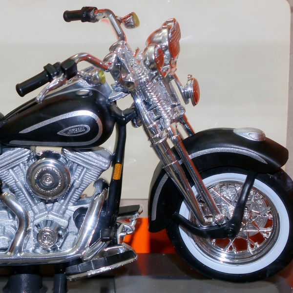 Maisto 1:18 Scale Harley-Davidson 1999 FLSTS Heritage Softail Springer Die-Cast Motorcycle