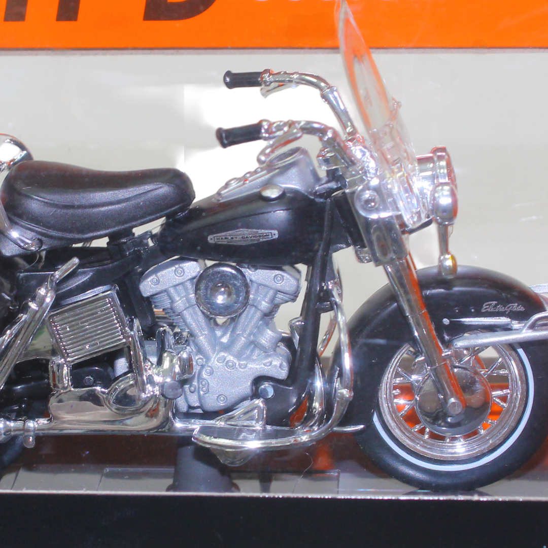 Maisto 1:18 Scale Die-Cast Motorcycle 1966 Harley-Davidson FLH Electra Glide