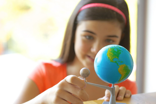 مجموعة صناعة نموذج الأرض والقمر من 4M KidzLabs