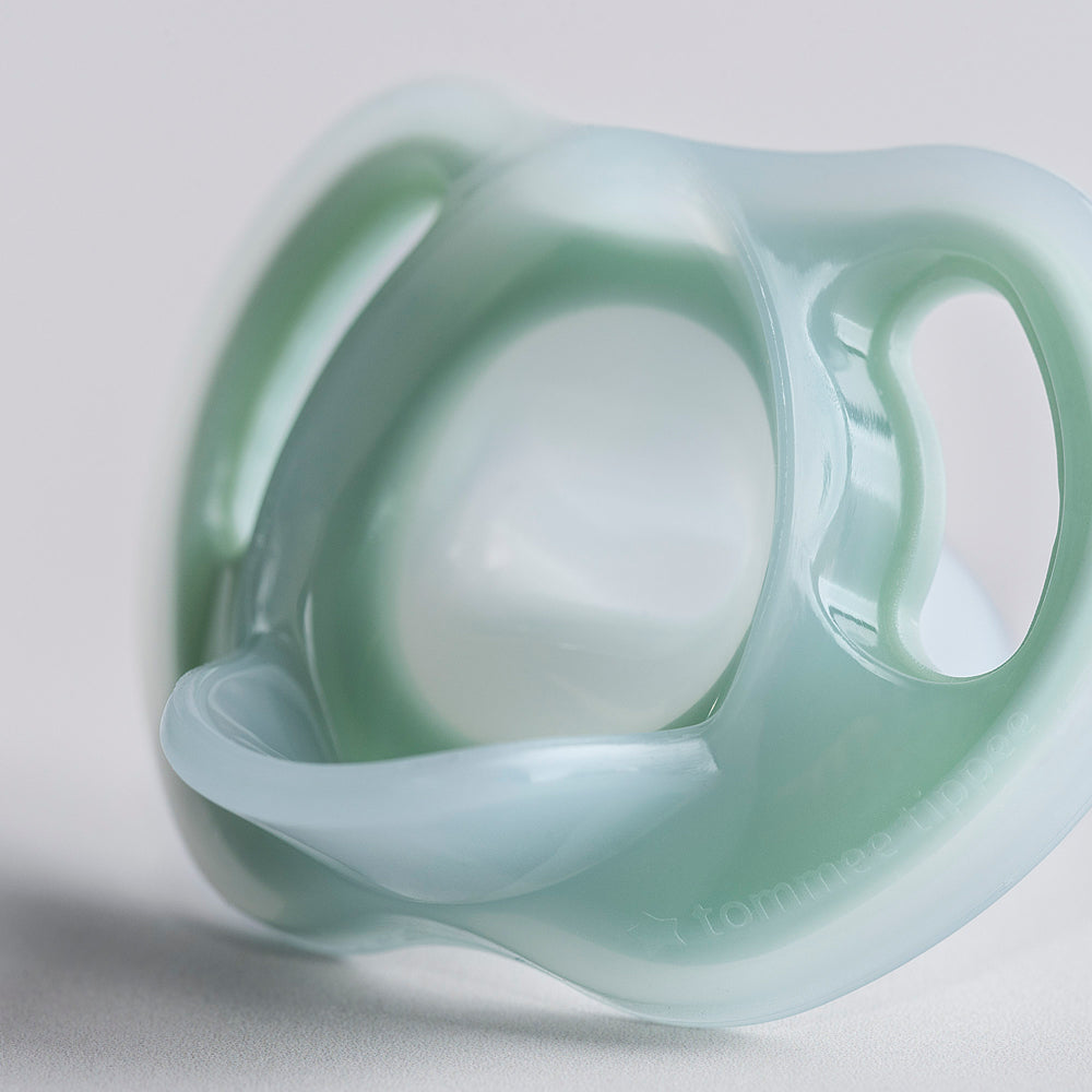 Tommee Tippee Ultra-Light Silicone Pacifiers 6-18m
