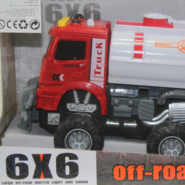 شاحنة صهريج بترول 6x6 تعمل بالاحتكاك (مع صوت وضوء)