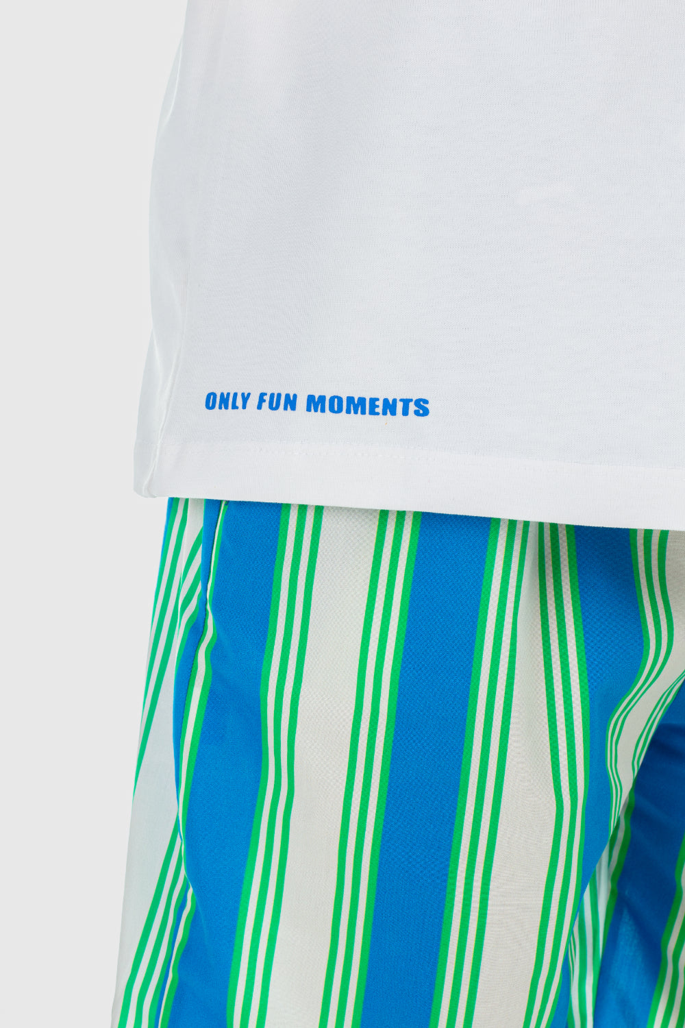 تي شيرت قطن ولادي - بطبعة "Only Fun Moments" باللون الأبيض المائل للصفرة