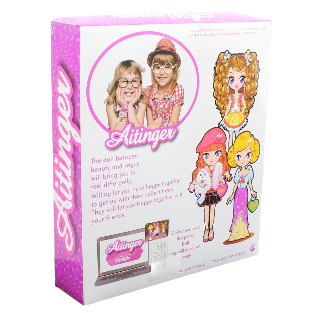 دمية فتاة أنيقة على الموضة مع فساتين وإكسسوارات 